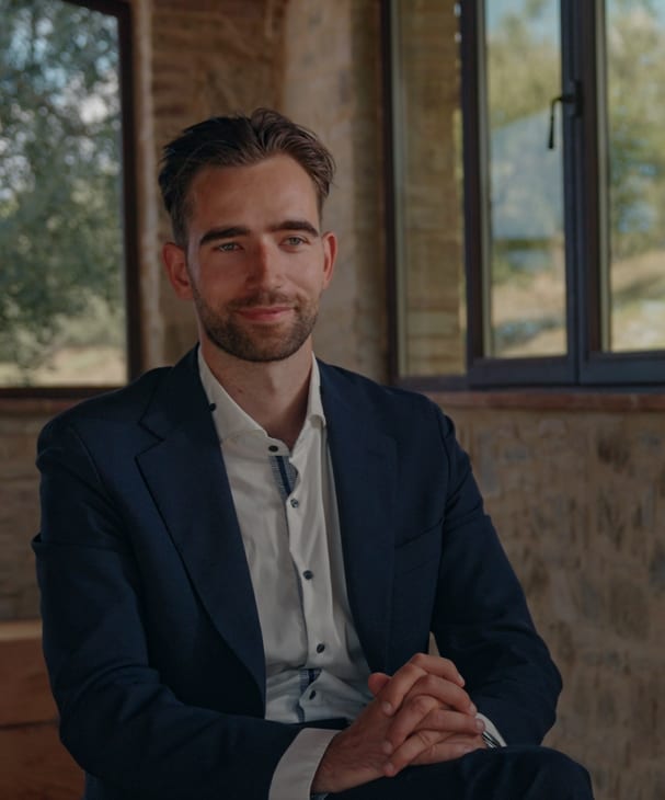 Andrej Avi, Immobilienmakler in der Toskana