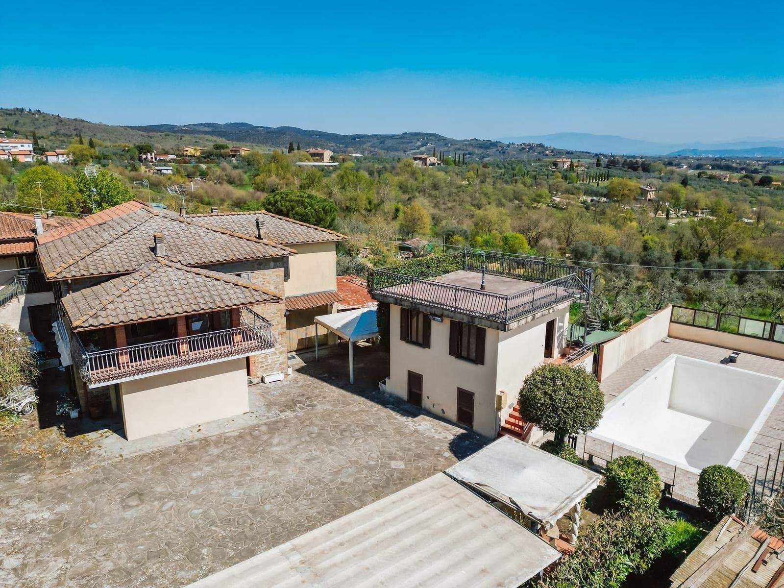 Villa mit Olivenhain, Pool und Panoramablick — 1 von 5