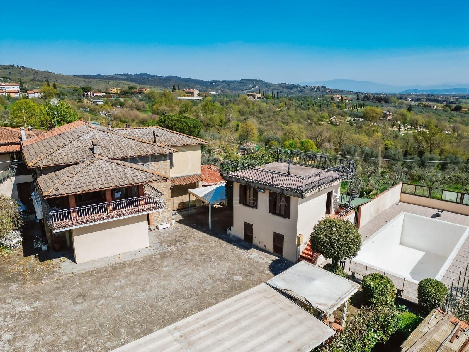 Villa mit Olivenhain, Pool und Panoramablick